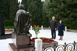Azerbaijan’s state and government officials pay tribute to National Leader Heydar Aliyev