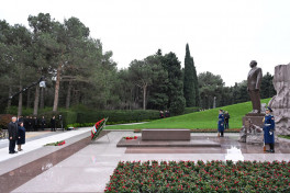 Azerbaijan’s state and government officials pay tribute to National Leader Heydar Aliyev