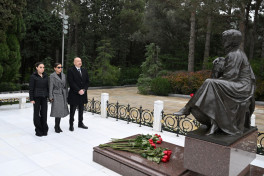President Ilham Aliyev and First Lady Mehriban Aliyeva visited grave of National Leader Heydar Aliyev