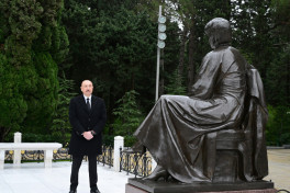 President Ilham Aliyev and First Lady Mehriban Aliyeva visited grave of National Leader Heydar Aliyev
