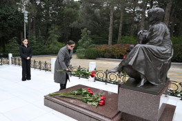 President Ilham Aliyev and First Lady Mehriban Aliyeva visited grave of National Leader Heydar Aliyev