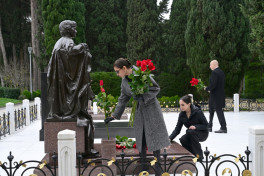 President Ilham Aliyev and First Lady Mehriban Aliyeva visited grave of National Leader Heydar Aliyev