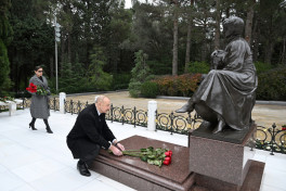 President Ilham Aliyev and First Lady Mehriban Aliyeva visited grave of National Leader Heydar Aliyev