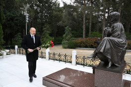 President Ilham Aliyev and First Lady Mehriban Aliyeva visited grave of National Leader Heydar Aliyev