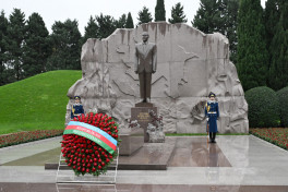 President Ilham Aliyev and First Lady Mehriban Aliyeva visited grave of National Leader Heydar Aliyev