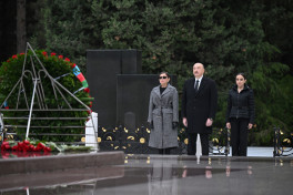 President Ilham Aliyev and First Lady Mehriban Aliyeva visited grave of National Leader Heydar Aliyev