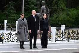 President Ilham Aliyev and First Lady Mehriban Aliyeva visited grave of National Leader Heydar Aliyev
