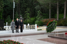 President Ilham Aliyev and First Lady Mehriban Aliyeva visited grave of National Leader Heydar Aliyev