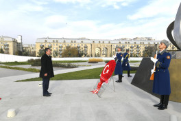Turkish Vice President Cevdet Yılmaz pays tribute to Victory Monument-PHOTO 