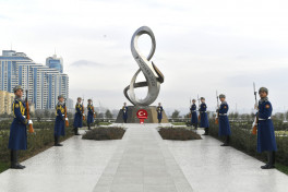 Turkish Vice President Cevdet Yılmaz pays tribute to Victory Monument-PHOTO 