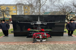 Memorial plaque was erected in Grozny in memory of those who died in crash of an AZAL plane