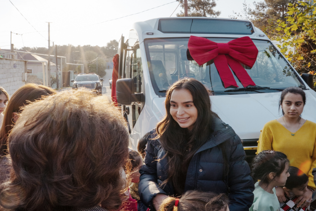 Leyla Aliyeva, Arzu Aliyeva, and Alena Aliyeva share holiday joy with children at “Clean World” shelter