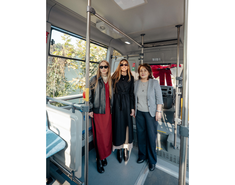 Leyla Aliyeva, Arzu Aliyeva, and Alena Aliyeva share holiday joy with children at “Clean World” shelter