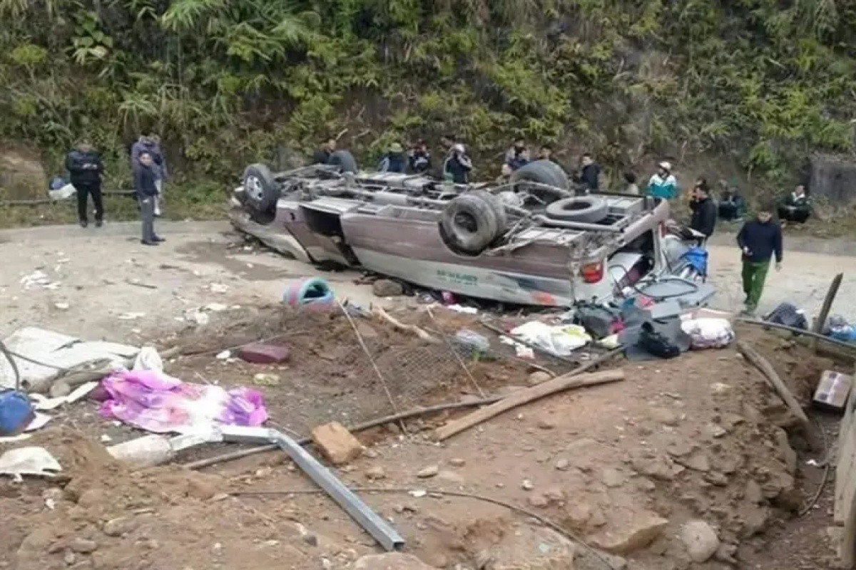 At least 7 killed in Vietnam after bus overturns