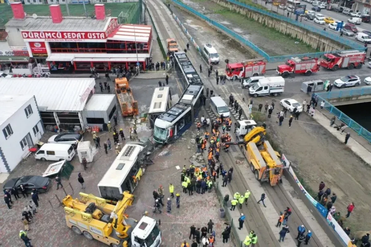 4 killed, 33 injured in bus accident in Türkiye