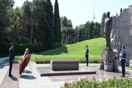 Somalia’s Foreign Minister visits tomb of National Leader Heydar Aliyev and Alley of Martyrs