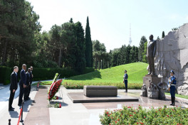 Somalia’s Foreign Minister visits tomb of National Leader Heydar Aliyev and Alley of Martyrs