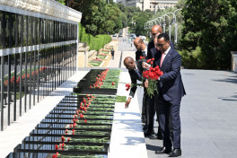 Somalia’s Foreign Minister visits tomb of National Leader Heydar Aliyev and Alley of Martyrs
