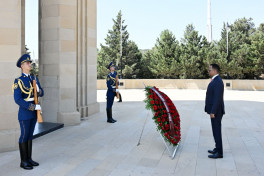 Somalia’s Foreign Minister visits tomb of National Leader Heydar Aliyev and Alley of Martyrs