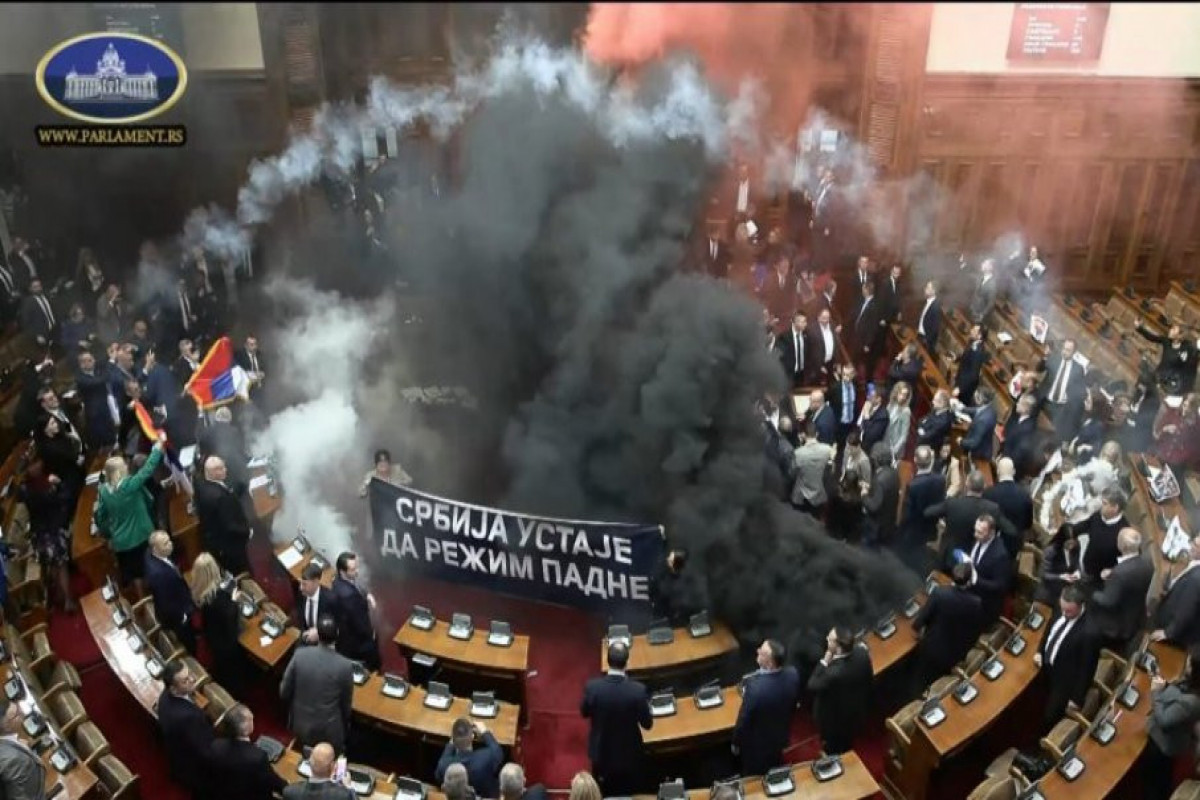 Serbian opposition lawmakers toss smoke grenades in parliament-VIDEO 