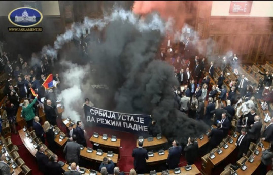 Serbian opposition lawmakers toss smoke grenades in parliament-VIDEO 