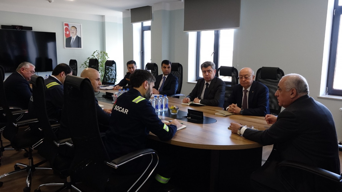 Azerbaijani PM held operational meeting in Oil Refinery
