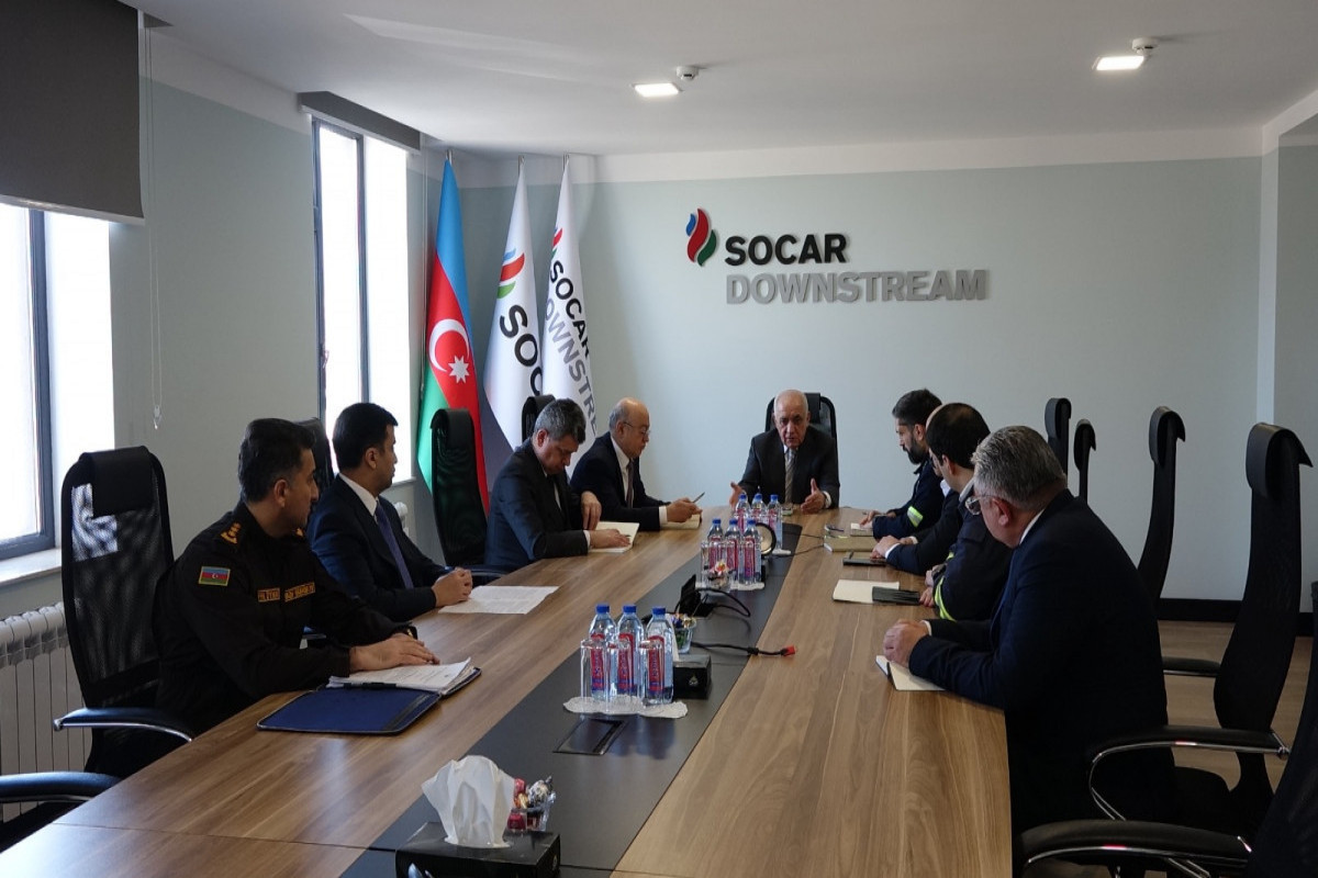 Azerbaijani PM held operational meeting in Oil Refinery