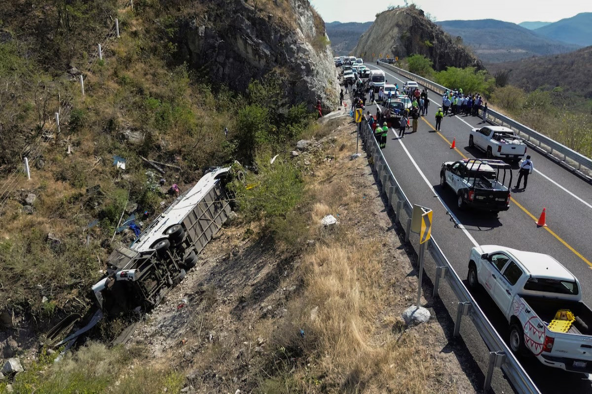 Eleven people die in southern Mexico after bus flips over