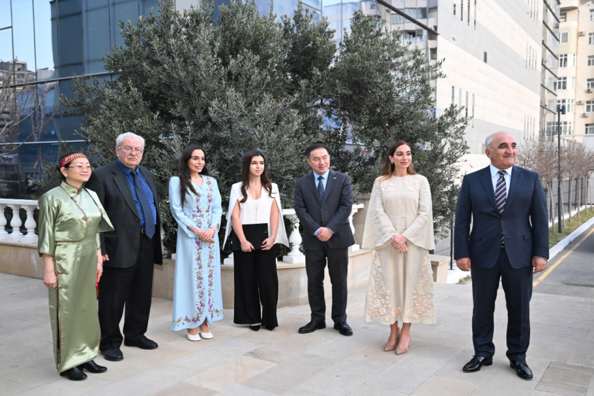 Leyla Aliyeva and Arzu Aliyeva meet with students receiving distance Chinese language education at UNEC