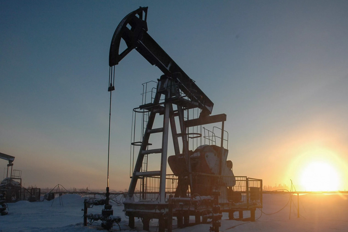 Azeri Light crude oil price rises slightly in global markets