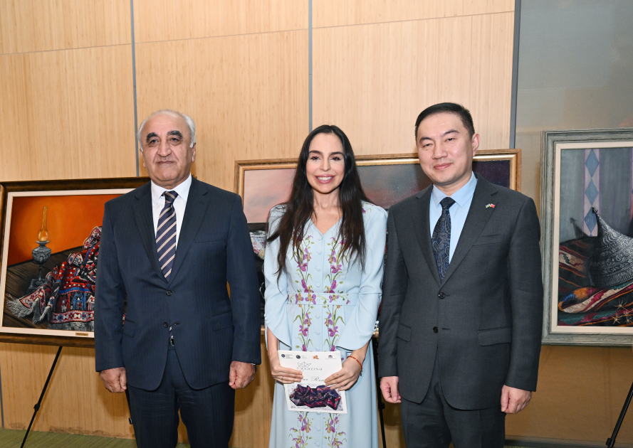 Leyla Aliyeva and Arzu Aliyeva meet with students receiving distance Chinese language education at UNEC