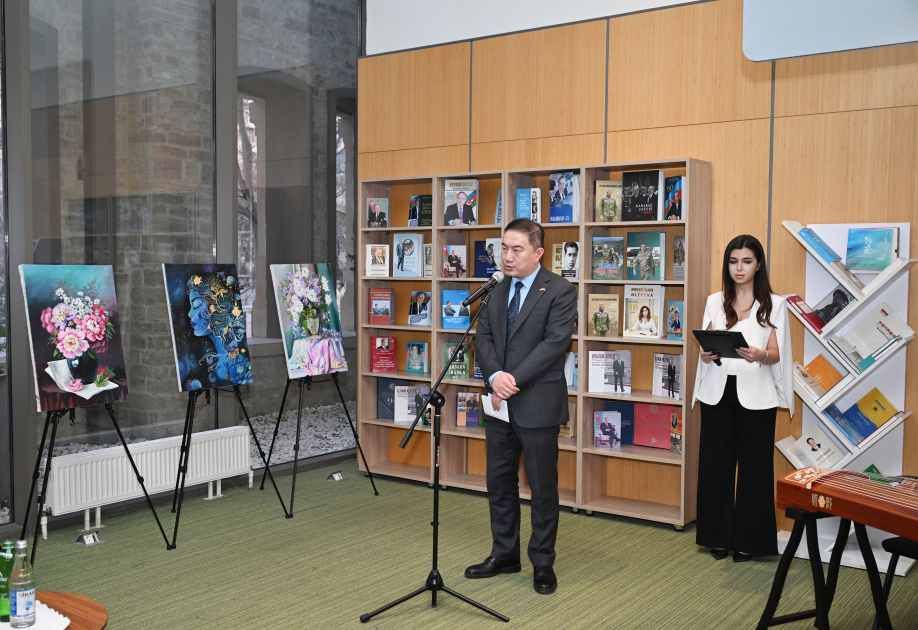 Leyla Aliyeva and Arzu Aliyeva meet with students receiving distance Chinese language education at UNEC