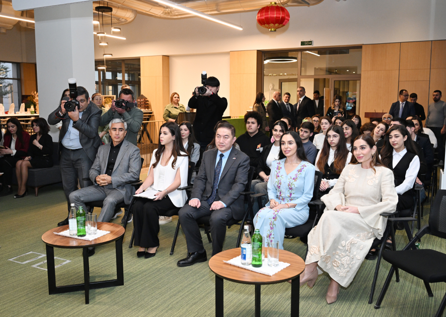 Leyla Aliyeva and Arzu Aliyeva meet with students receiving distance Chinese language education at UNEC