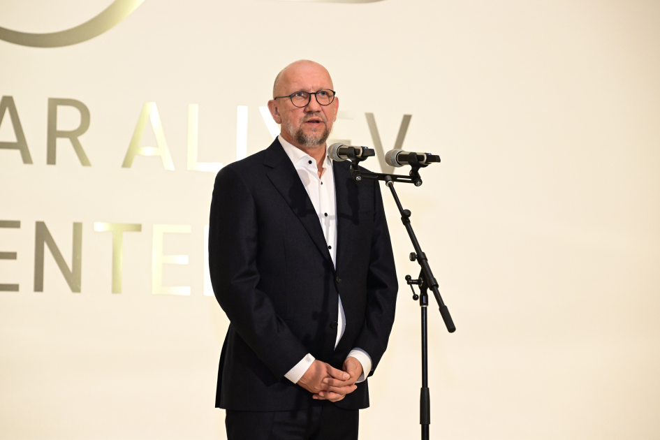 “The Mystery of the Rose” Exhibition by Sculptor Andrey Ostashov Opens at Heydar Aliyev Center