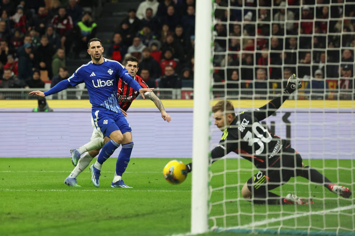 Milan fight back to beat Como 2-1 as Alli sent off on comeback