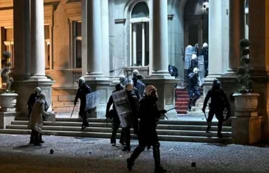 Serbia’s police issue final warning to protesters in central Belgrade