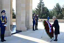Speaker of Russia’s Federation Council visits Alley of Martyrs in Baku -PHOTO 