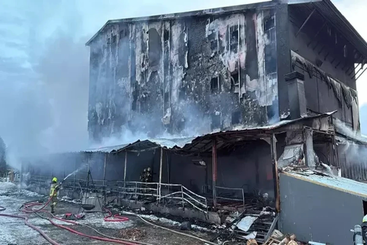 Hotel catches fire in Türkiye