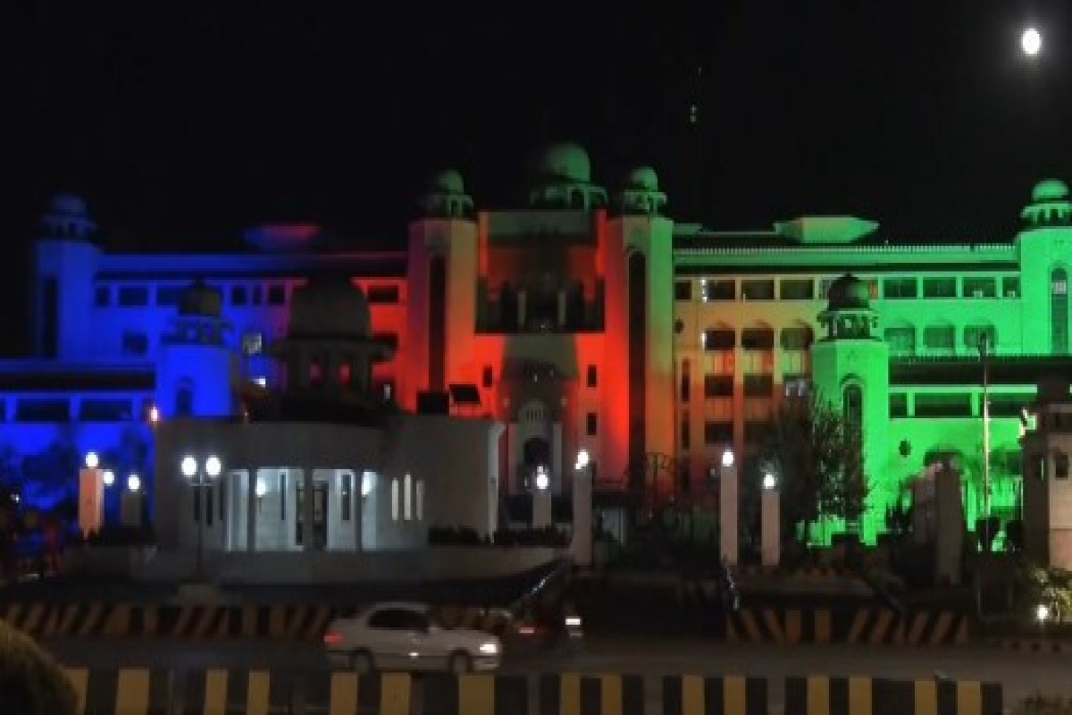 Islamabad lit up in Azerbaijan flag colours to celebrate their victory day-VIDEO 