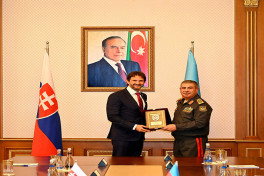 Azerbaijani and Slovak Defense Ministers meet-VIDEO 