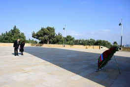 President Ilham Aliyev and Mehriban Aliyeva visited Alley of Martyrs-PHOTO 