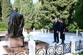 President Ilham Aliyev and First Lady Mehriban Aliyeva visited tomb of National Leader Heydar Aliyev-PHOTO 