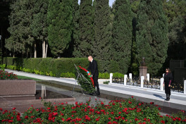 President Ilham Aliyev and First Lady Mehriban Aliyeva visited tomb of National Leader Heydar Aliyev-PHOTO 