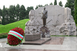 President Ilham Aliyev and First Lady Mehriban Aliyeva visited tomb of National Leader Heydar Aliyev-PHOTO 
