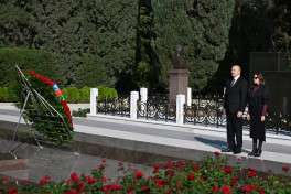 President Ilham Aliyev and First Lady Mehriban Aliyeva visited tomb of National Leader Heydar Aliyev-PHOTO 