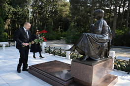 President Ilham Aliyev and First Lady Mehriban Aliyeva visited tomb of National Leader Heydar Aliyev-PHOTO 