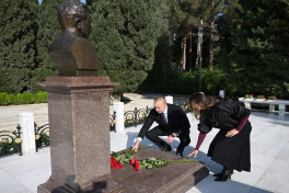 President Ilham Aliyev and First Lady Mehriban Aliyeva visited tomb of National Leader Heydar Aliyev-PHOTO 