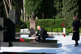 President Ilham Aliyev and First Lady Mehriban Aliyeva visited tomb of National Leader Heydar Aliyev-PHOTO 
