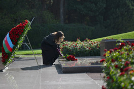 President Ilham Aliyev and First Lady Mehriban Aliyeva visited tomb of National Leader Heydar Aliyev-PHOTO 