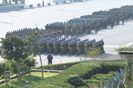 Turkish and Pakistani soldiers march in a military parade in Baku -PHOTO 